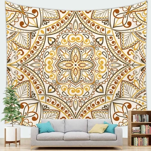 Groot wandkleed met mandala-patroon boven een grijze bank in een moderne woonkamer