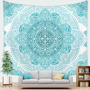 Gedetailleerde opname van blauw Mandala wandtapijt boven een moderne bank in woonkamer