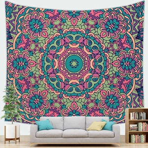 Boheems mandala wandkleed met roze en blauwe patronen boven een moderne grijze bank