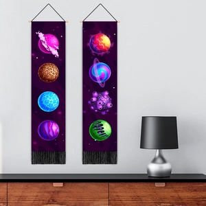 Set mit zwei bunten Planeten-Wandteppichen mit Holzstangen und schwarzen Quasten