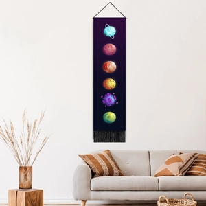 Moderner Planeten Wandteppich mit sechs leuchtenden Planeten und schwarzen Quasten