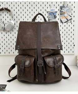 Détail du sac à dos vintage en similicuir marron à grande capacité avec boucles