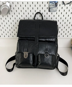 Dettaglio dello zaino nero vintage in pelle PU con fibbie in metallo e tasche frontali