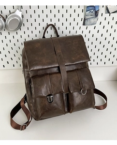Vista dettagliata dello zaino vintage in ecopelle marrone scuro con cuciture retrò e tasche