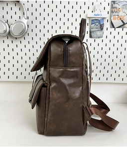 Dettaglio zaino vintage in pelle PU marrone scuro con cerniere robuste e tasche laterali