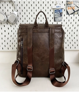 Vista dettagliata del retro dello zaino vintage marrone con spallacci e tasca zip
