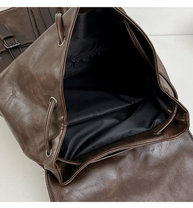 Vue de dessus du sac à dos vintage montrant les compartiments et la fermeture à cordon