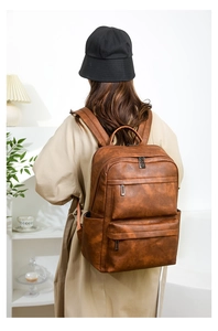 Sac à dos vintage en cuir marron pour hommes avec compartiments spacieux et bretelles