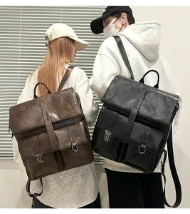 Dettaglio degli zaini vintage in pelle PU marrone e nero con fibbie in metallo