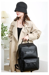 Sac à dos minimaliste en cuir noir pour homme dans un bureau à domicile moderne