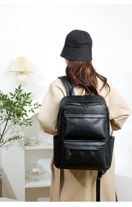 Vue détaillée de la texture du cuir noir sur un sac à dos imperméable pour homme moderne