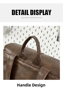 Dettaglio del manico in ecopelle marrone vintage con cuciture rinforzate dello zaino