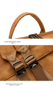 Détail du sac à dos en similicuir marron avec poignée renforcée et boucles en métal réglables