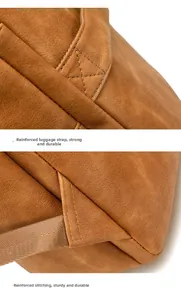 Détail des coutures renforcées et de la sangle de bagage sur le sac à dos en cuir pour hommes