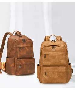 Détail d'un sac à dos vintage marron avec sangle pour valise facilitant vos déplacements