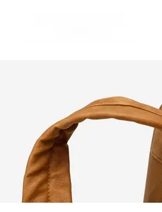 Gros plan détaillé des bretelles en cuir marron rembourrées avec coutures premium