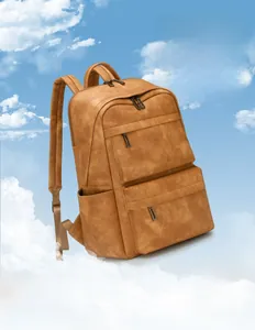 Sac à dos en cuir marron avec plusieurs poches zippées flottant sur un fond de ciel