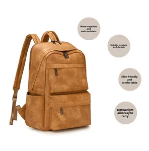 Vue latérale macro du sac à dos en cuir marron caramel imperméable avec poches zippées