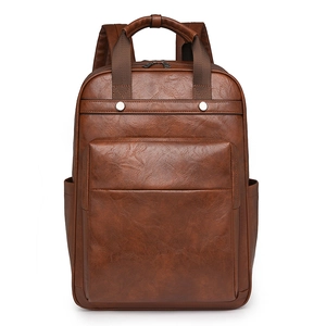 Dettaglio dello zaino in pelle PU marrone scuro con tasche laterali e manico superiore
