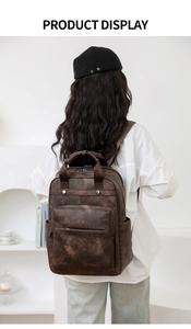 Zaino vintage in pelle PU marrone scuro con design multitasca indossato da modella