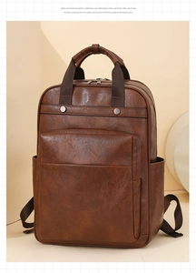 Dettaglio frontale dello zaino in pelle PU marrone con texture vintage e cerniere