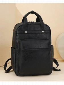 Dettaglio dello zaino nero in pelle PU con zip argentate e grande tasca portaoggetti