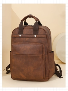 Dettaglio dello zaino vintage in pelle PU marrone scuro con cerniera frontale e tasche