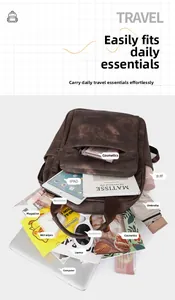 Dettaglio dell'interno organizzato dello zaino in pelle PU marrone con multi-tasche