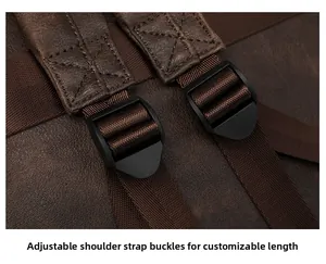 Dettaglio degli spallacci regolabili in nylon con fibbie in plastica su una borsa in pelle marrone