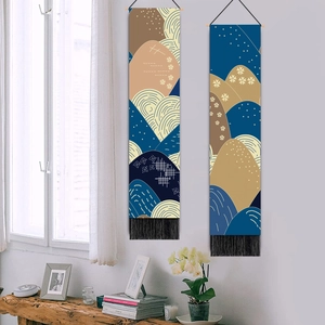 Tapisserie murale paysage japonais avec monts, vagues, tringle en bois et pompons noirs