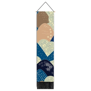 Détail d'une tapisserie nordique avec motifs de montagnes abstraits et franges noires