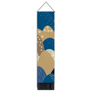 Détail de la tapisserie de paysage de montagne abstrait avec tringle et franges noires