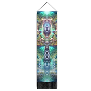 Detailansicht eines Meditationsteppichs mit schwarzen Quasten und fraktalem Grafikmuster