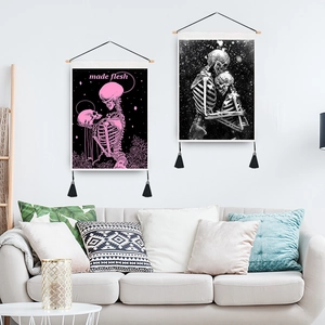 Tapisserie murale avec motif crâne barre en bois et franges noires pour chambre