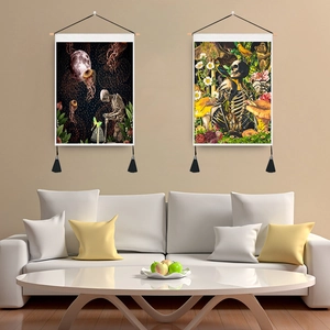 Détail de tapisserie gothique avec crâne, tige de bois et glands en soie noire