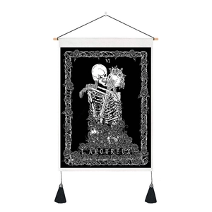 Tapisserie tarot noir et blanc les amoureux avec squelettes, tige bois et glands décor