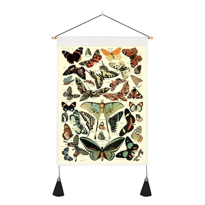 Detail-Ansicht Vintage-Schmetterling-Wandteppich mit Holzstab, Quasten und Insektendrucken