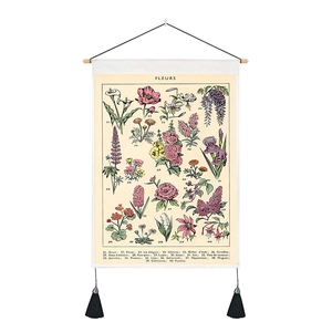 Detail eines Vintage-Wandteppichs mit botanischen Blumenmotiven und Holzaufhängung