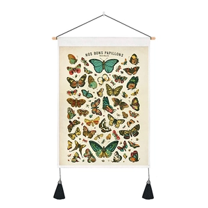 Makroaufnahme des Vintage-Schmetterling-Wandteppichs mit Holzstab und Quasten