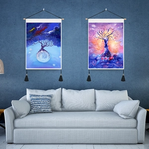 Dettaglio degli arazzi Albero della Vita con rotoli di legno e nappe nere decorative