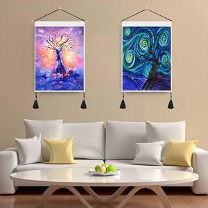 Set arazzi Albero della Vita con ganci in legno e nappe nere su una parete color beige