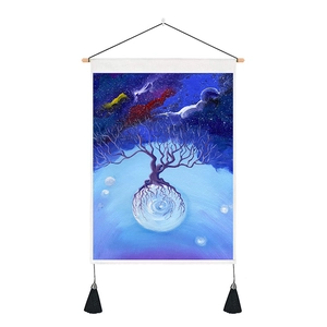Dettaglio arazzo Albero della Vita con asta in legno e nappe decorative nere eleganti