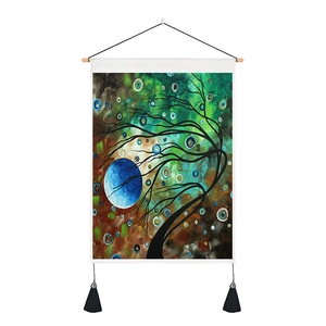 Dettaglio dell'arazzo Albero della Vita con asta di legno e nappe nere decorative
