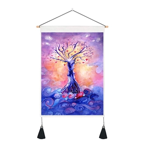 Dettaglio arazzo Albero della Vita con asta in legno e nappe nere per decoro pareti