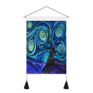 Dettaglio arazzo artistico Albero della Vita con motivo notte stellata e nappe nere