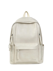 Primer plano de mochila de cuero suave color crema con logotipo grabado y cremallera