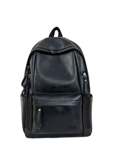 Vista frontal detallada de la mochila de cuero negro con bolsillos y marca Hoog