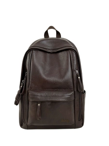 Vista frontal de mochila grande de cuero PU marrón con bolsillo con solapa y logo Hoog