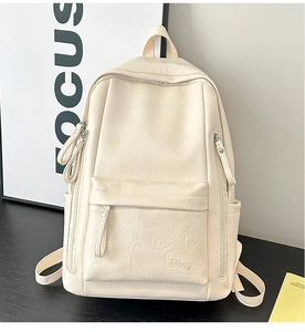 Vista detallada de la mochila de cuero PU crema con logo de marca y bolsillo lateral