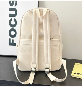 Vista trasera de mochila de cuero sintético crema con correa para maleta y asas